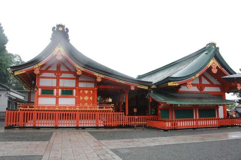 Kyoto Private Tour - Fushimi Inari Shrine. The roof is designed asymmetry on purpose.