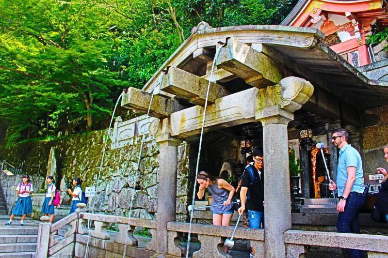 Kyoto Private Tour - Kiyomizu temple. Trying the holy water.