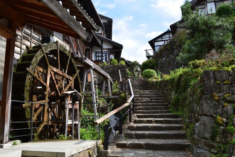 Gifu Private Tour - Moulin à eau sur la promenade qui va du Musée mémorial de l’écrivain TOSON SHIMAZAKI au belvédère de la ville étape de MAGOME