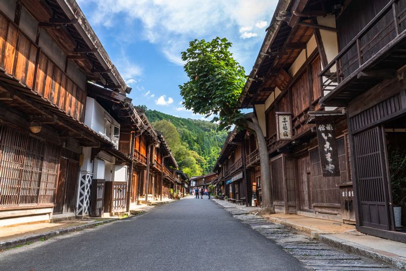 Gifu Private Tour - À TSUMAGO, l’un des premiers quartiers d’architecture traditionnelle préservés, vous visiterez l’auberge annexe etc. et dégusterez des produits et des sakés régionaux.