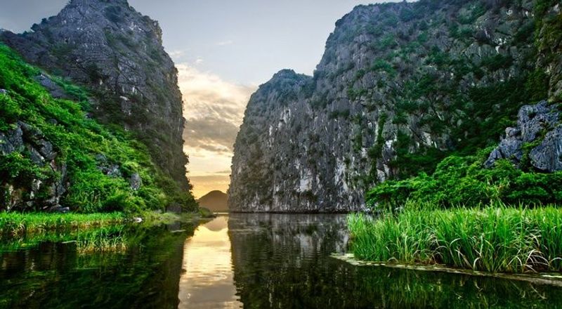 Hanoi Private Tour - sailing on boat in Trang An