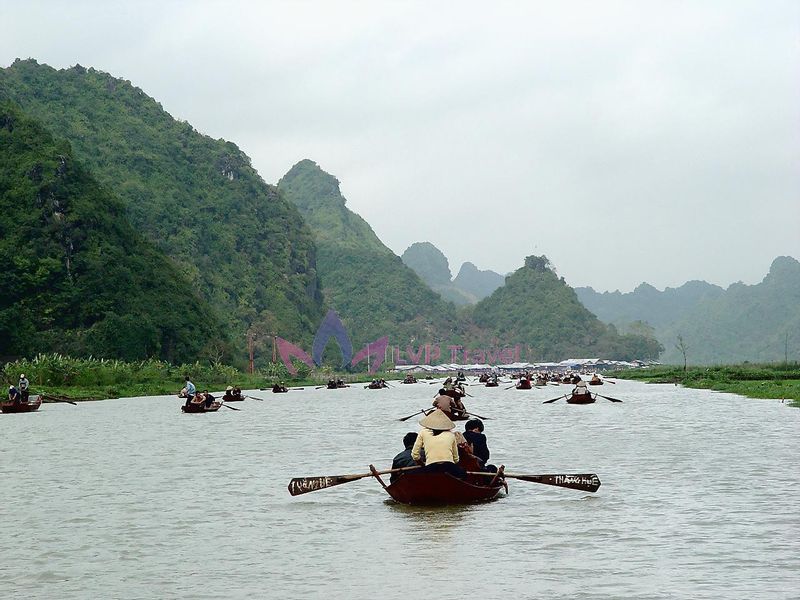 Hanoi Private Tour - people are sailing to Perfume pagoda