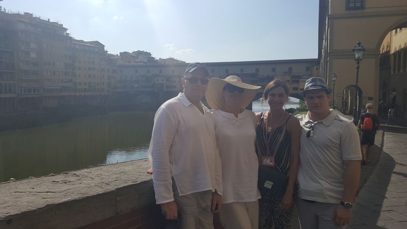 Florence Private Tour - With the tourists cose to Ponte Vecchio