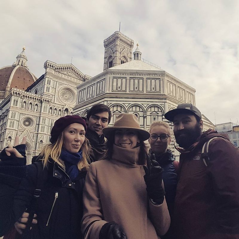 Florence Private Tour - With tourists next to Cathedral