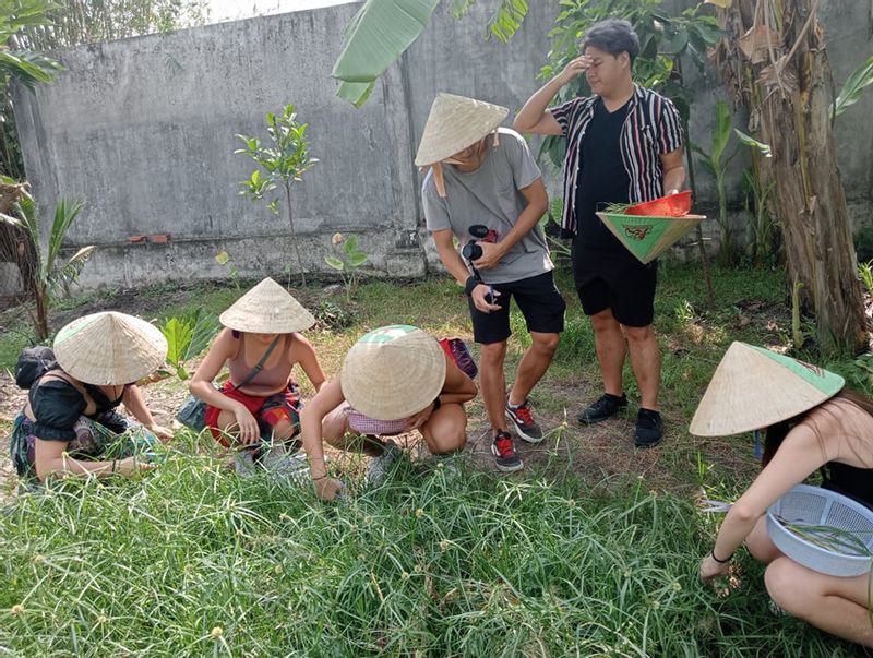 Ho Chi Minh Private Tour - pick up vegetables 