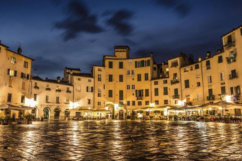 Lucca Private Tour - piazza anfiteatro by night