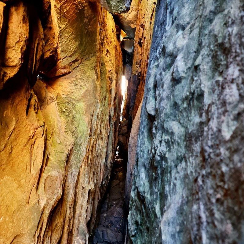 Melbourne Private Tour - Wells Cave squeeze