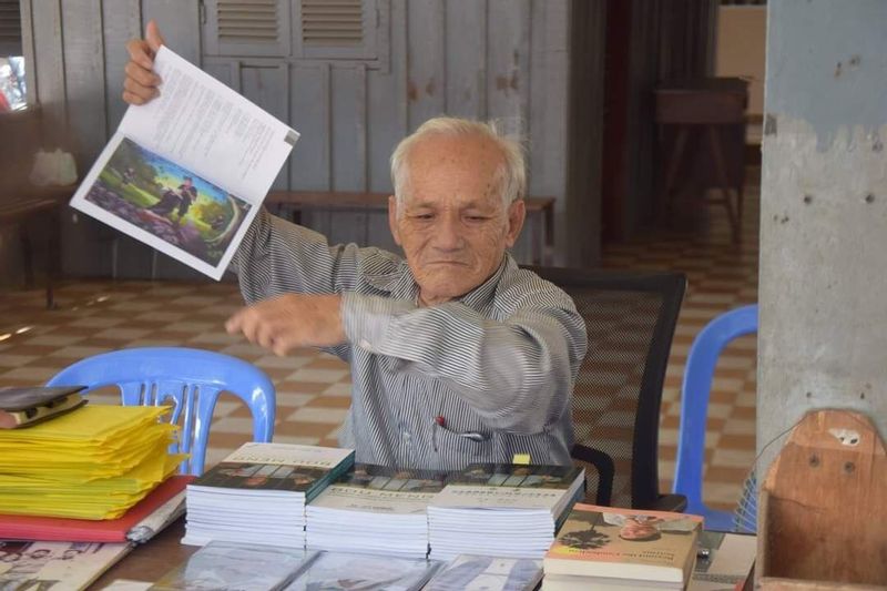 Phnom Penh Private Tour - Tuol Sleng S-21 prison survivor