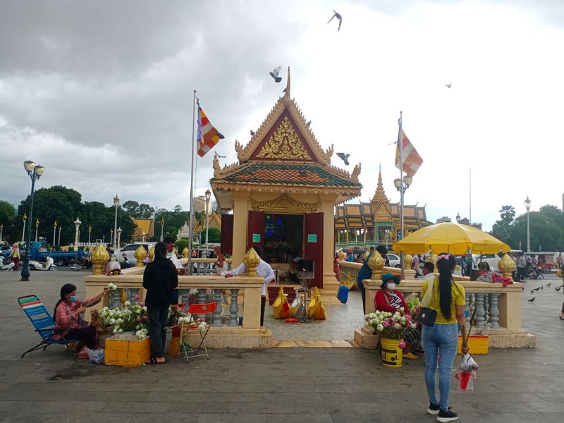 Phnom Penh Private Tour - Where the local people give an offering 