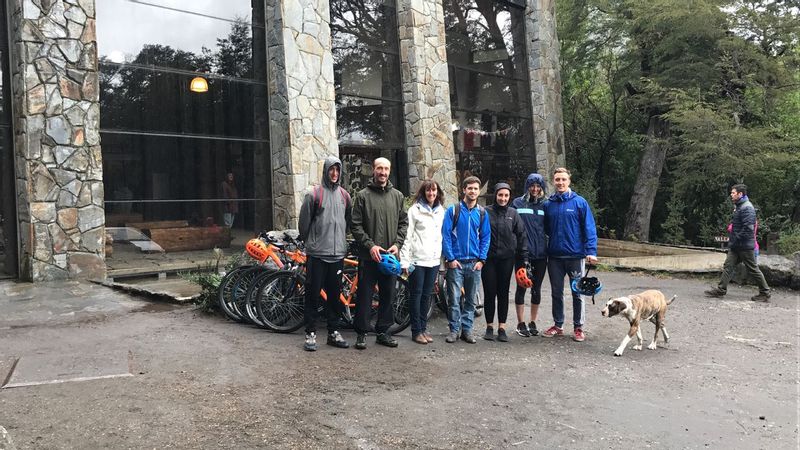 Puerto Varas Private Tour - Luego nos dirigiremos a nuestras bicicletas a los Saltos del Río Petrohué, una atracción turística mundial, aguas espumosas que caen entre las rocas, grandes masas de lava dura, una experiencia maravillosa!!