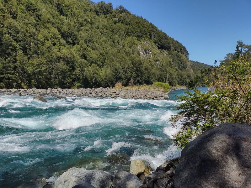 Puerto Varas Private Tour - El río Petrohué comienza en el lago Todos Los Santos, y es sin duda uno de los ríos más pintorescos de Chile, porque va sobre un lecho de piedras produciendo rápidos y caídas de gran belleza, el espectáculo y el sonido es Impresionante.