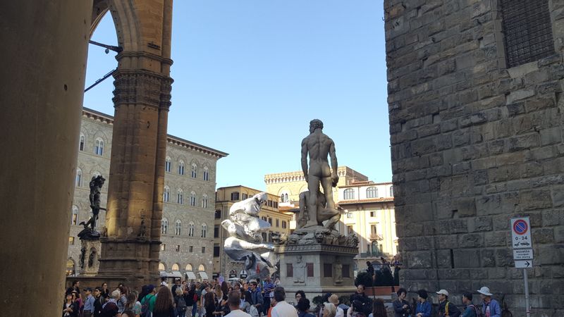 Florence Private Tour - Piazza della Signoria. Florence walking tour for 2 hours.