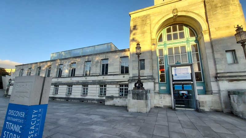 Southampton Private Tour - City museum