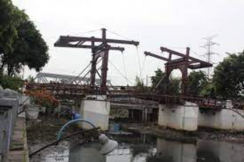 Jakarta Private Tour - Diamond City Bridge