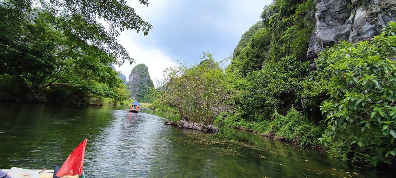 Hanoi Private Tour - trang an boat tour