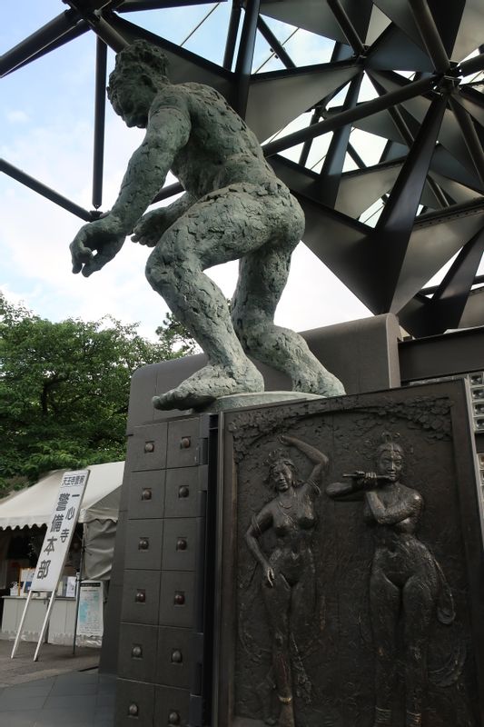 Osaka Private Tour - The guardian statue in Isshinji Temple