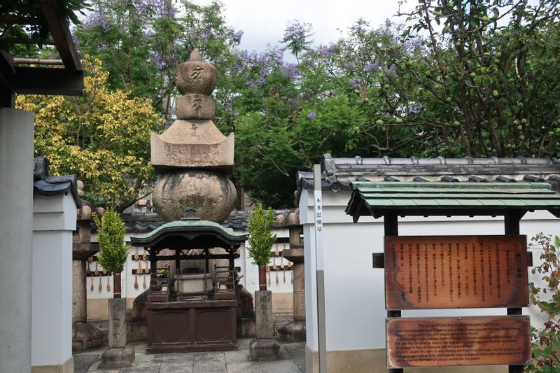 Osaka Private Tour - The memorial statue in Isshinji Temple