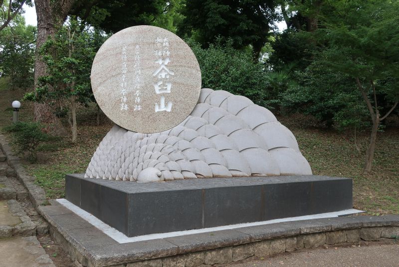 Osaka Private Tour - The monument in Chausuyama