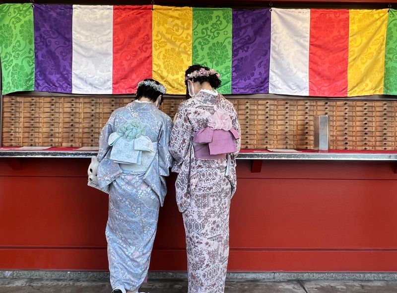 Tokyo Private Tour - Making a wish at Meiji-Jingu