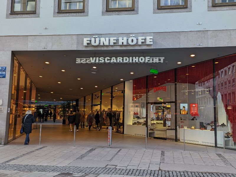 Munich Private Tour - Fünf Höfe
Shopping mall