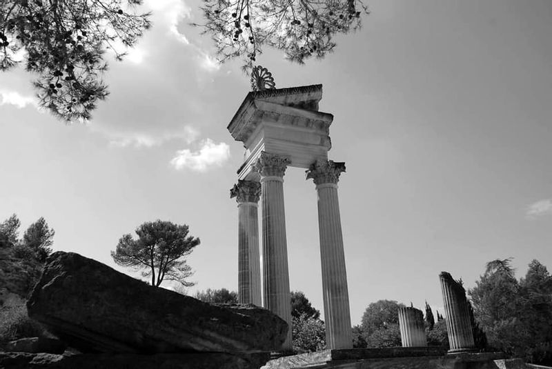 Aix en Provence Private Tour - Antiques Roman monument St Remy de Provence