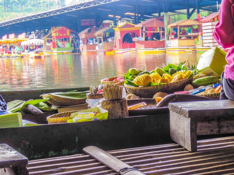Bandung Private Tour - Floating Market Lembang.
Floating market where local foods, snacks & items like clothing are carried by sellers on boats.
