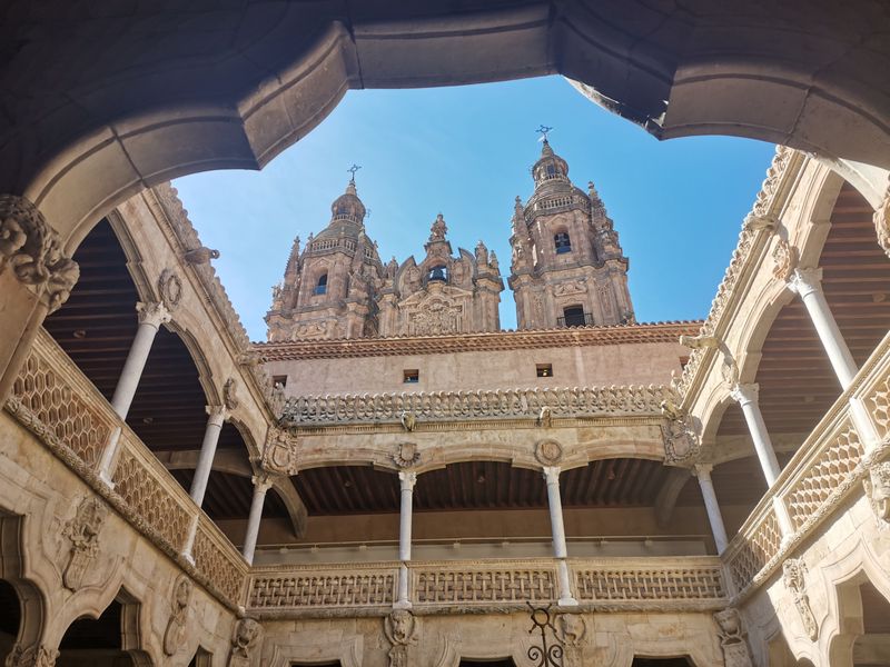 Salamanca Private Tour - Patio casa de las conchas