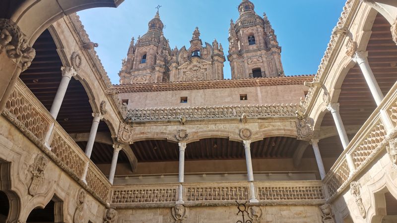 Salamanca Private Tour - Patio shell house