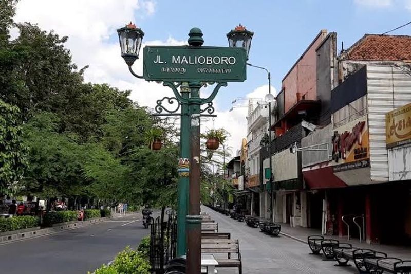 Yogyakarta Private Tour - Sign Board of Malioboro Street. It is a start point of the Street. 