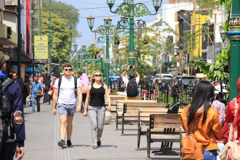 Yogyakarta Private Tour - Foreign tourists in the middle of the malioboro street. 