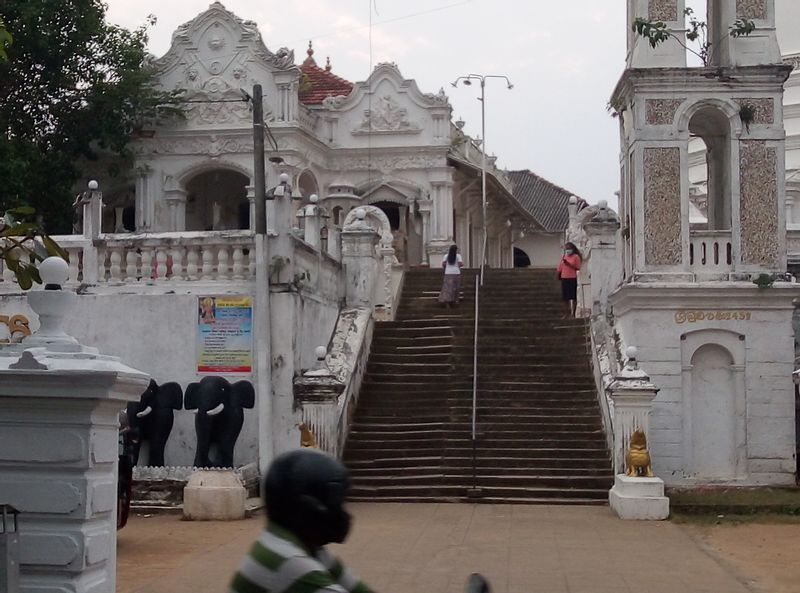 Colombo Private Tour - A Buddist temple