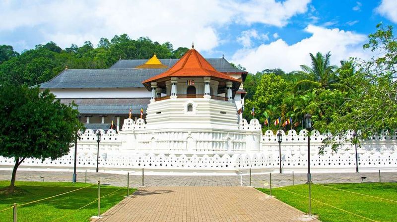 Colombo Private Tour - Temple of Tooth Relic