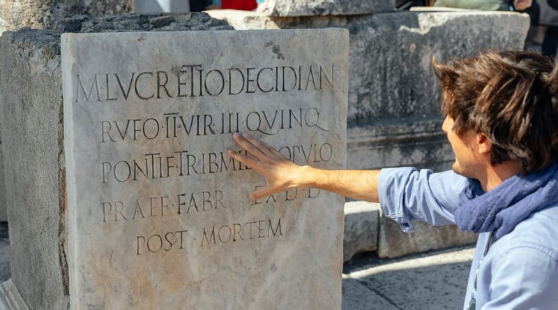 Pompeii Private Tour - Roberto translates ancient Latin inscription 