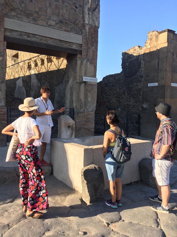 Pompeii Private Tour - Roberto guides at Pompeii 