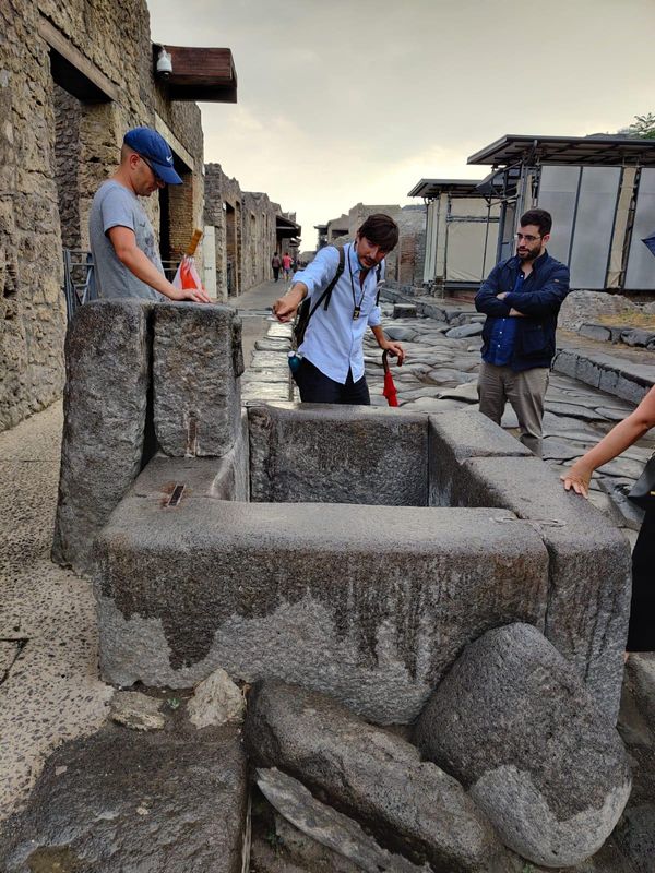 Pompeii Private Tour - Roberto guides at Pompeii 