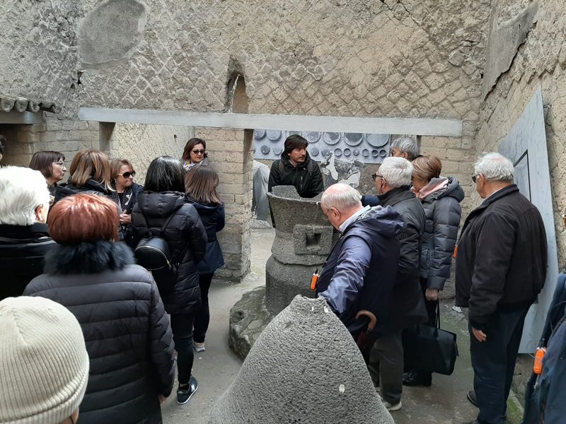 Herculaneum Private Tour - Roberto in the pistrinum (Roma bakery)