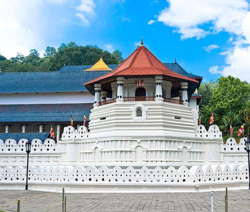 Colombo Private Tour - Temple of tooth relic