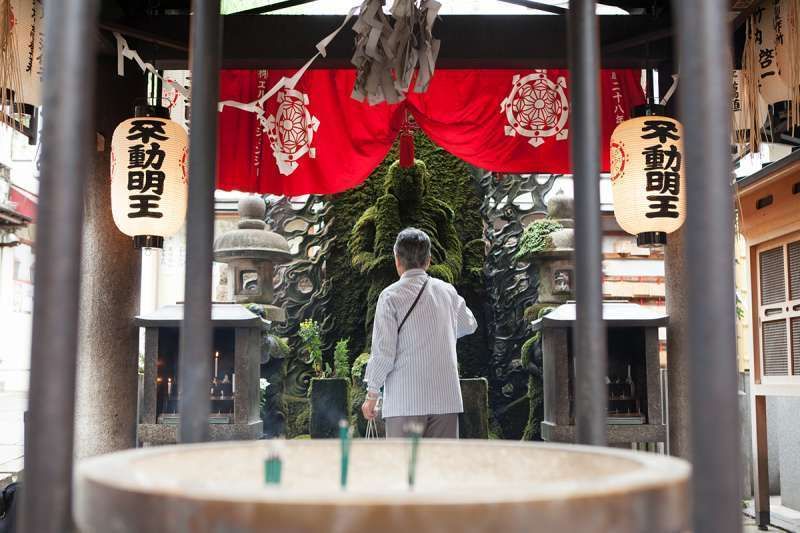Osaka Private Tour - Hozenji Temple famous for moss-covered Mizukake Fudoh ( water-splashed Fudoh Myo-oh, a stone Buddhist statue )