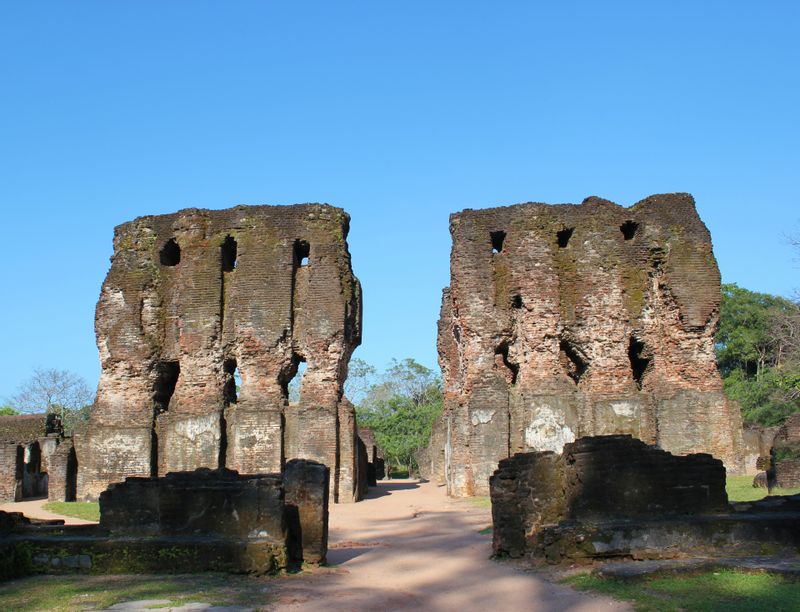 Colombo Private Tour - Old King's Palace, Polonnaruwa