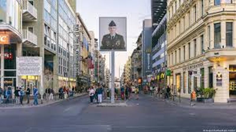 Berlin Private Tour - Check point Charlie 