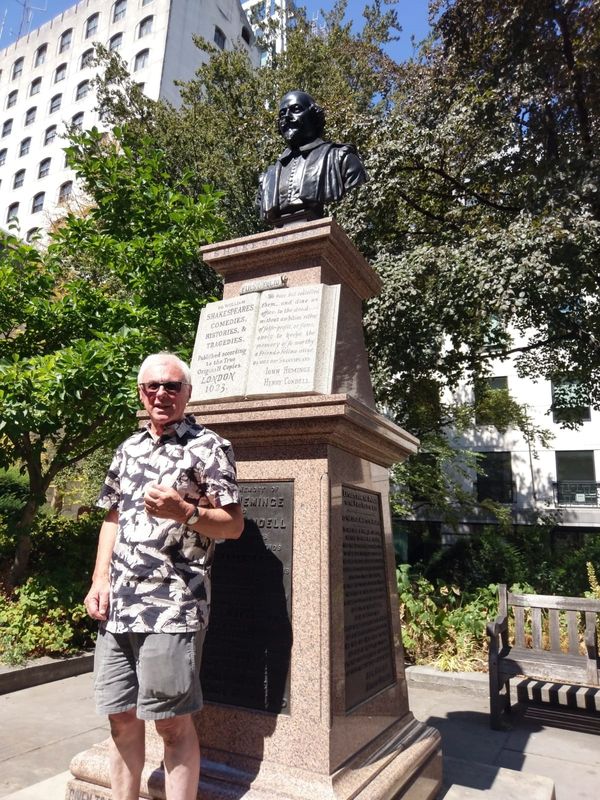 London Private Tour - Monument to the First Folio