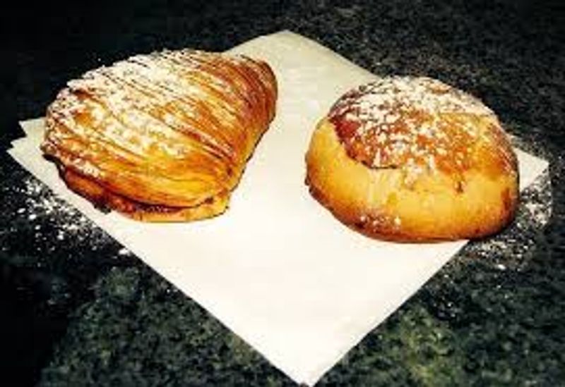 Naples Private Tour - sfogliatella