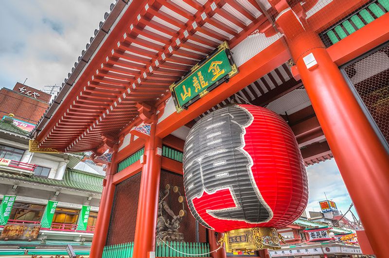 Tokyo Private Tour - Kaminarimon, or "Thunder Gate" is the main gate of Senso-ji Temple. It is very famous as a landmark of Asakusa for its huge red lantern.