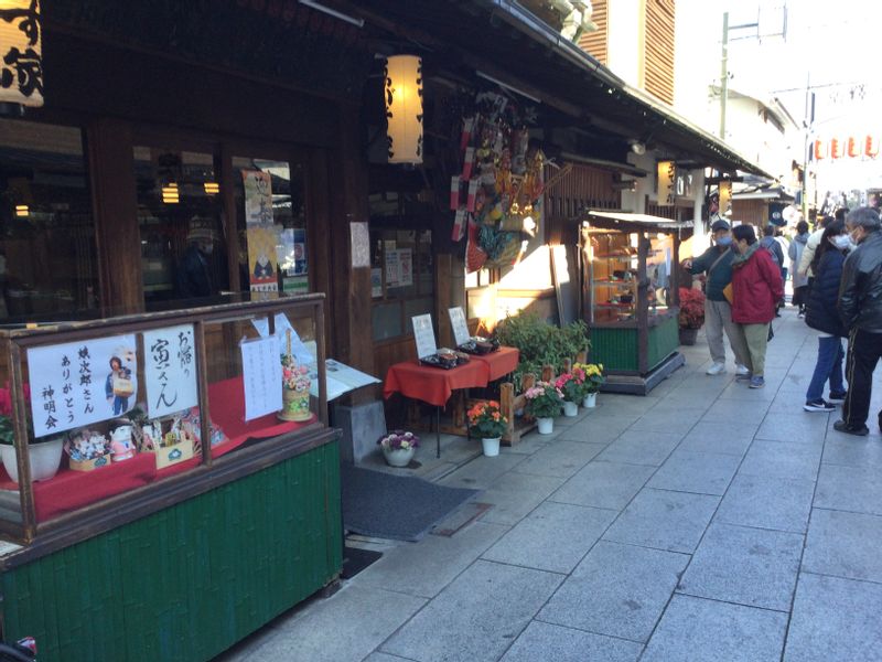 Tokyo Private Tour - Souvenir shop along to the temple