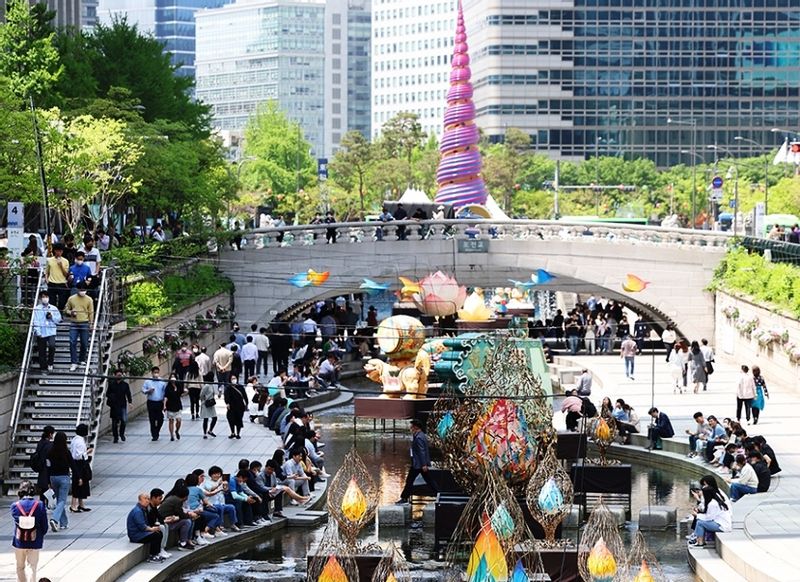 Seoul Private Tour - Cheonggye-cheon, the Clear & Cool Stream, the new scenic center of downtown -- sometimes packed with colorful festival-lanterns, as here in 2002.