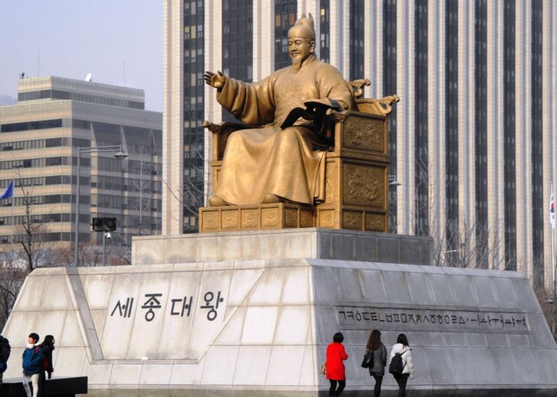 Seoul Private Tour - Golden statue of Great King Sejong, the nation's best leader 600 years ago, in Seoul Square plaza -- I will tell you his amazing character and accomplishments, 600 years ago. 