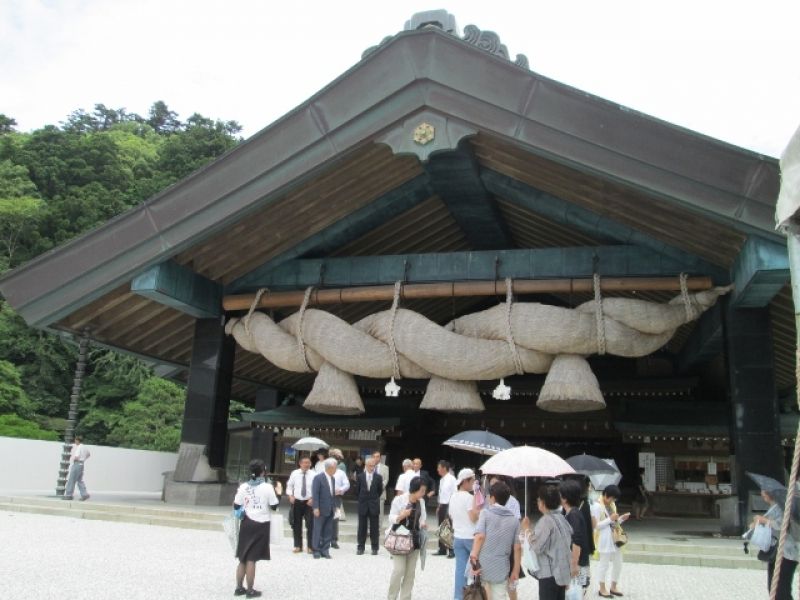 Shimane Private Tour - Izumo Grand Shrine's huge sacred straw rope of 4,5 tons,  the biggest one in Japan.