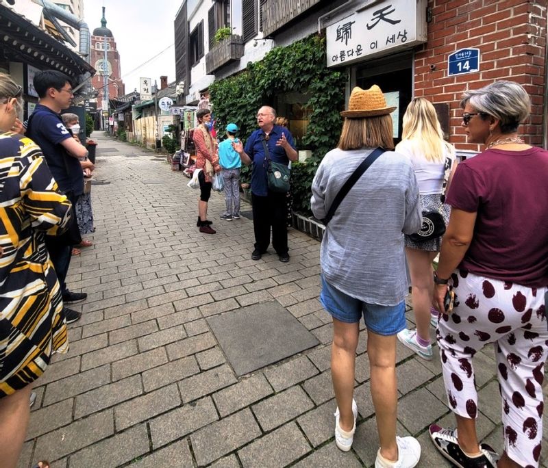 Seoul Private Tour - Guiding a tour in Insa-dong traditional-culture street, 2002