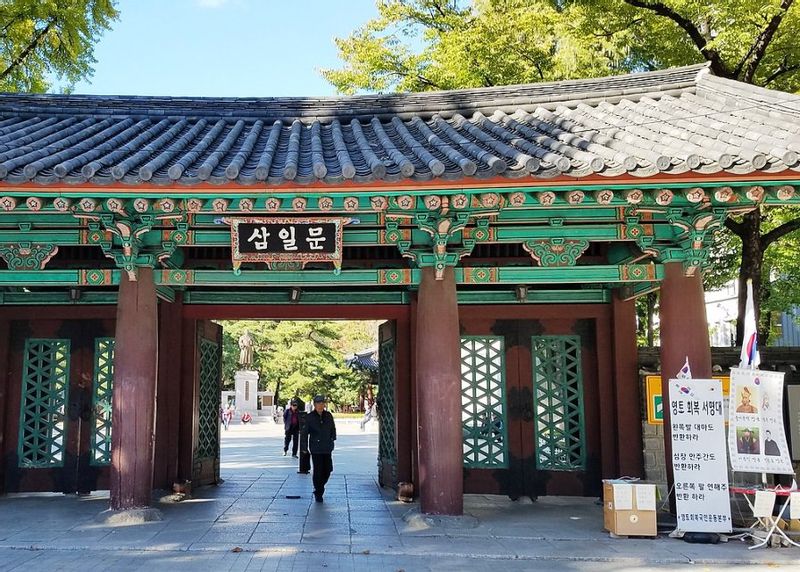 Seoul Private Tour - Tapgol Gongwon / Pagoda Park Front Gate