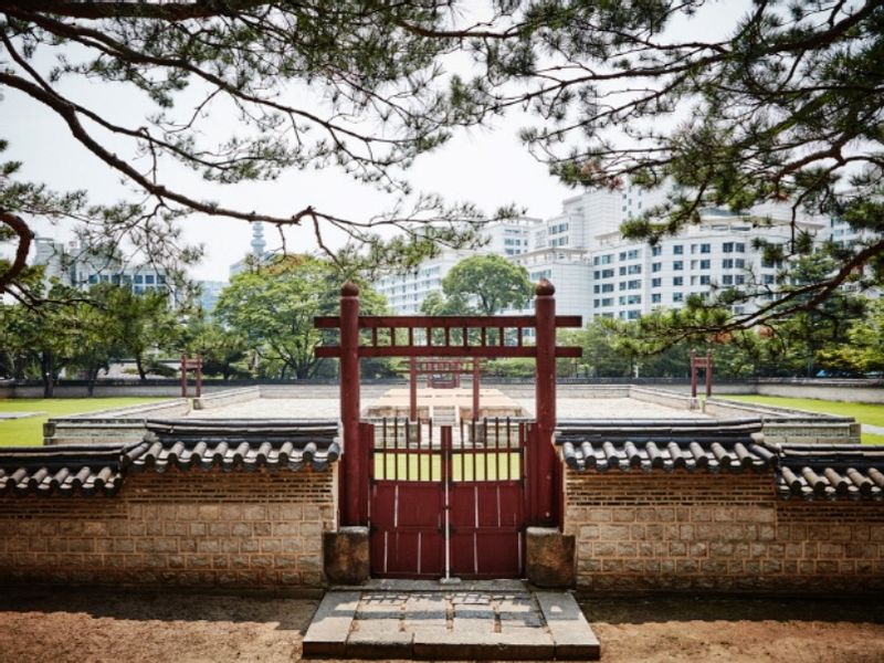 Seoul Private Tour - Sajik Park's Joseon-Dynasty Altars to the Earth and Harvest 